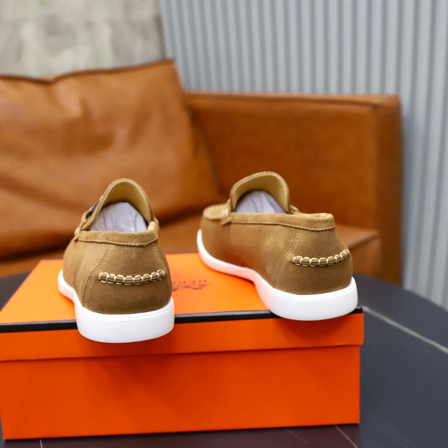 Ex-factory price: 540💰Hermès/Hermès slip-on men's shoes. This shoe is made of imported cow suede leather, with simple and smooth lines, and a 3CM rubber foam ultra-light sole combined with aerodynamic design! Youthful and fashionable, H button decoration, contrasting leather embellishment on the heel, calf lining to gently wrap your feet, with embossed logo cowhide feet, leather rock strips, casual and urban style, highlighting youthful vitality, sports and leisure version, super versatile Size number: 38-39-40-41-42-43-44 Standard leather shoe size (45 can be customized but does not support returns)